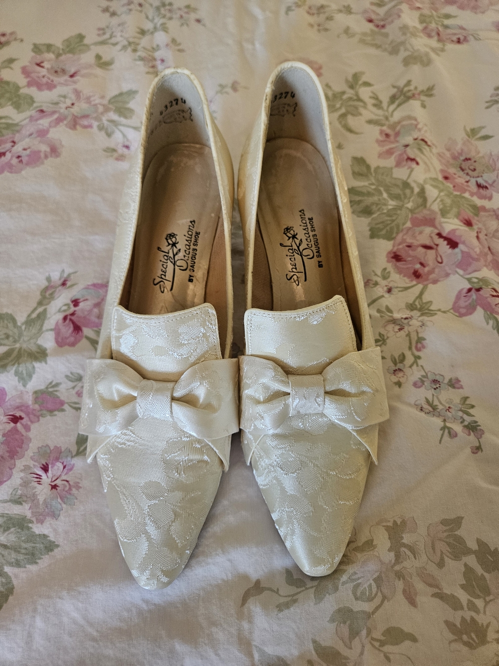 Legitimate Vintage Weddibg Heel- by Saugus Shoe Ivory Pointed-Toe Flats with Bow